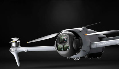 Eine Nahaufnahme der grauen DJI Mavic 4 Pro 512GB Creator Combo von DJI Consumer, ausgestattet mit einem 100MP Hasselblad Dreifachkamera-System für atemberaubende 6K HDR-Videos und bis zu 51 Minuten Flugzeit, vor einem dunklen Hintergrund mit Farbverlauf.