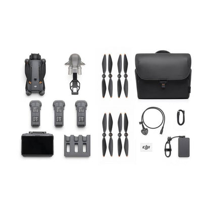 Eine flache Darstellung der DJI Mavic 4 Pro 512GB Creator Combo von DJI Consumer zeigt die zusammengeklappte 100MP Hasselblad 6K HDR Drohne, RC Pro 2 Controller, drei Akkus, Propeller, Tragetasche, Ladegerät, Hub, Kabel und Zubehör auf einem weißen Hintergrund.
