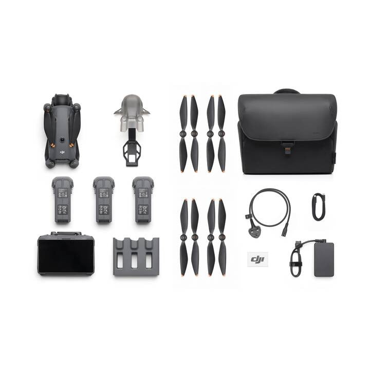Eine flache Darstellung der DJI Mavic 4 Pro 512GB Creator Combo von DJI Consumer zeigt die zusammengeklappte 100MP Hasselblad 6K HDR Drohne, RC Pro 2 Controller, drei Akkus, Propeller, Tragetasche, Ladegerät, Hub, Kabel und Zubehör auf einem weißen Hintergrund.