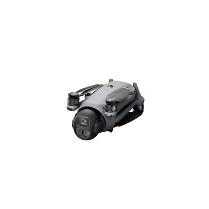 Eine graue DJI Mavic 4 Pro 512GB Creator Combo von DJI Consumer, ausgestattet mit einem 100MP Hasselblad Dreifachkamera-System für atemberaubende 6K HDR-Videos, eingeklappten Armen und RC Pro 2 Controller, ist vor einem schlichten weißen Hintergrund zu sehen.