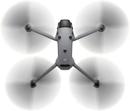 Ein Blick von oben auf die DJI Mavic 4 Pro 512GB Creator Combo von DJI Consumer zeigt das moderne Quadcopter-Design, das Dreifachkamera-System mit einer 100MP Hasselblad-Kamera und die sich drehenden Propeller - ideal für die Aufnahme von atemberaubenden 6K-HDR-Videos.