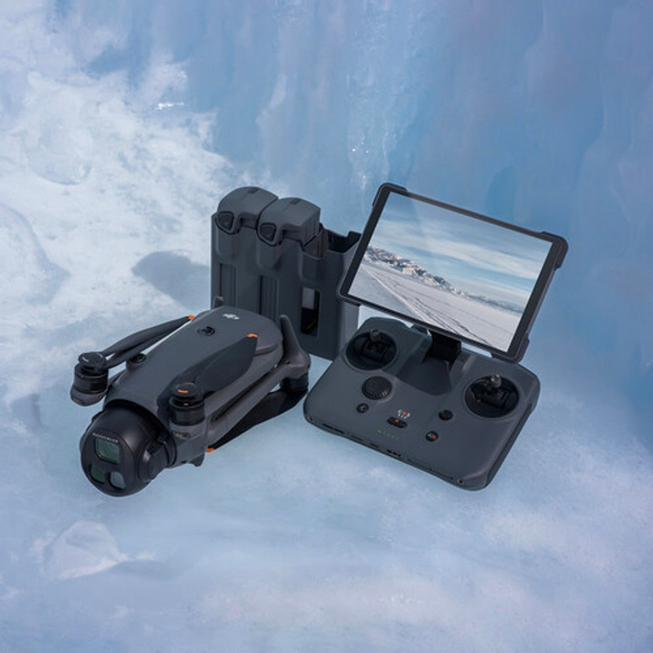 Eine DJI Consumer Mavic 4 Pro 512GB Creator Combo, zwei Ersatzakkus und eine RC Pro 2 Fernbedienung mit einem Bildschirm, der eine verschneite Szene zeigt, die auf Eis ruht. Nehmen Sie atemberaubende 6K HDR-Videos mit dem 100MP Hasselblad Dreifachkamera-System auf.