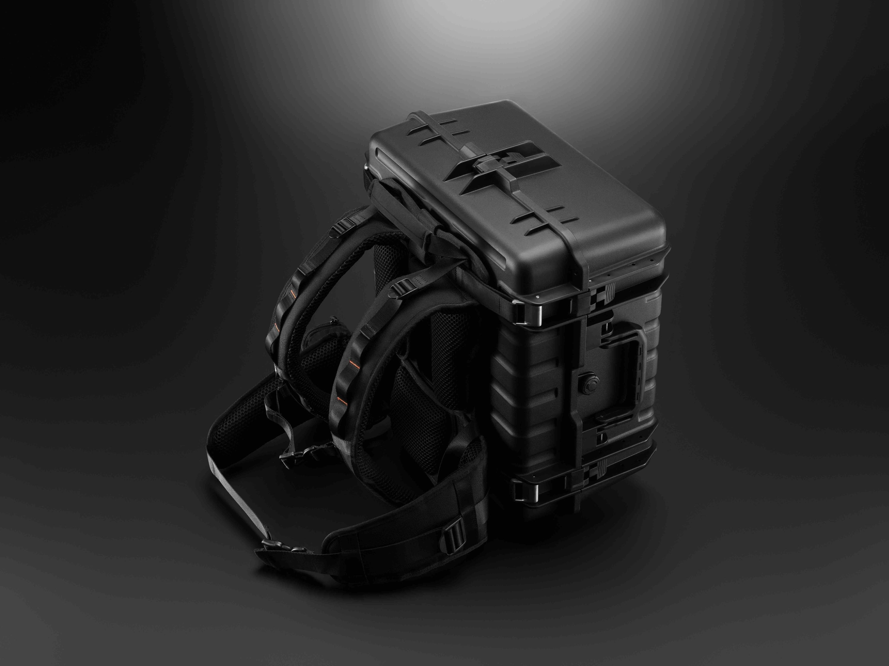 Auf einem dunklen Hintergrund mit Farbverlauf wird die DJI Matrice 4D Standalone Combo (M4D) von DJI Enterprise angezeigt – ein robustes, schwarzes Drohnengehäuse mit IP55-Klassifizierung, verstärkten Kanten, verstellbaren gepolsterten Gurten, sicherem Verschluss und 1 Jahr DJI Care Enterprise Plus.