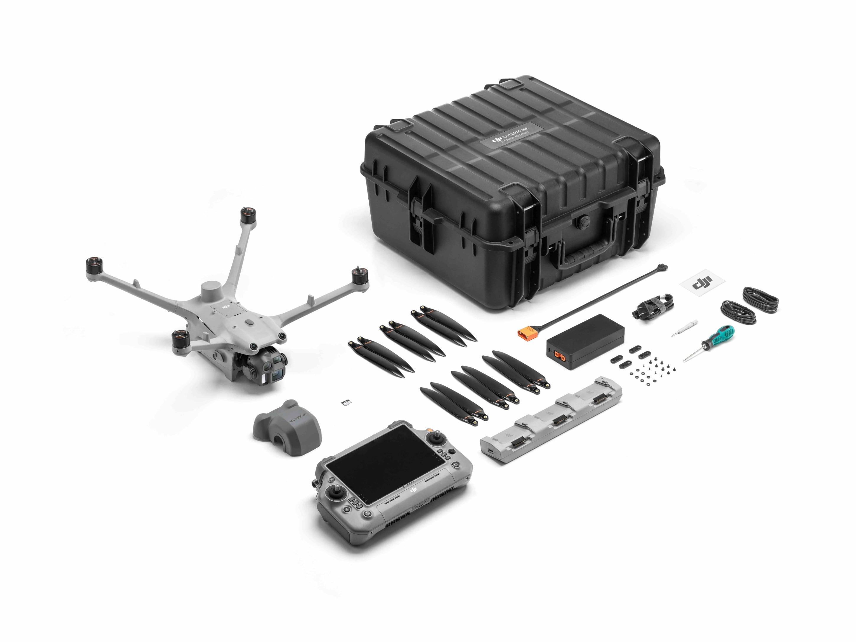 Das DJI Matrice 4D Standalone Combo (M4D) von DJI Enterprise ist eine hochpräzise IP55-Vermessungsdrohne für automatisierte Inspektionen – inklusive Zubehör und 1 Jahr DJI Care Enterprise Plus, alles sauber präsentiert auf weißem Hintergrund.