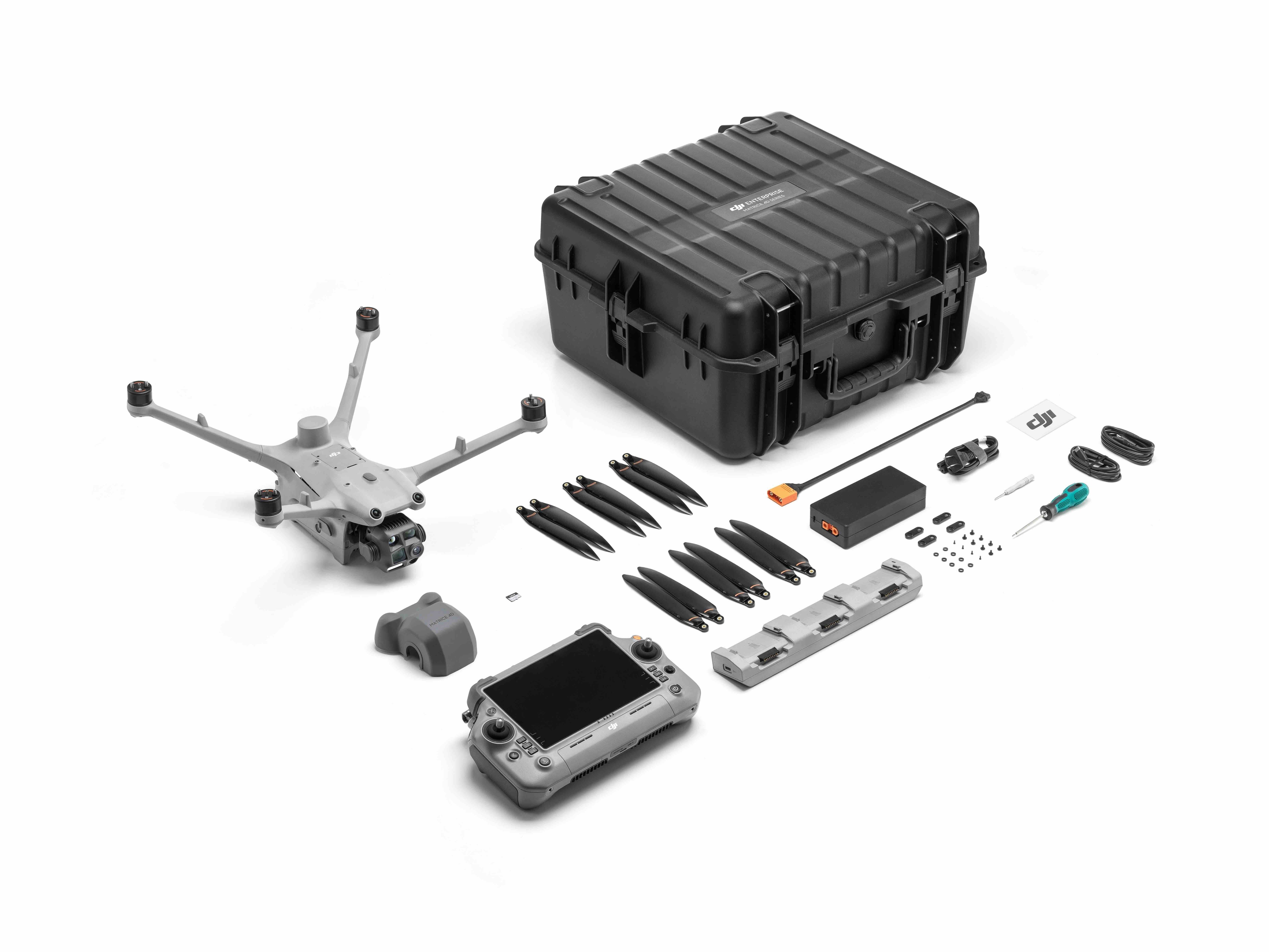 Die DJI Matrice 4TD Stand-Alone Combo (M4TD) von DJI Enterprise umfasst einen schwarzen Hartschalenkoffer, Drohne, Fernbedienung, Propeller, Ladegerät, Schraubendreher, Kabel und Zubehör – ideal für Wärmebildanalysen als Allwetter-IP55-Drohne. Inklusive 1 Jahr Care Enterprise Plus.