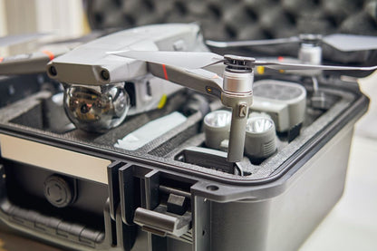 Eine Nahaufnahme zeigt ein Inbetriebnahme- und Aktivierungsgerät von CIELOTEC in einem mit Schaumstoff ausgekleideten Koffer, wobei das Zubehör ordentlich in Fächern verstaut ist – ideal für sicheren Transport und bequemen Zugriff während der Einrichtung oder Firmware-Updates.