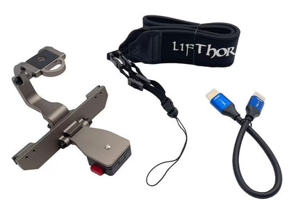 Der LifThor RC PLUS Utility Mount II, titanfarben und inklusive Gurt und HDMI-Kabel mit blauen Anschlüssen, eignet sich optimal als Monitorhalterung DJI Zubehör für die M30, M350, M4-Serie und Inspire 3.