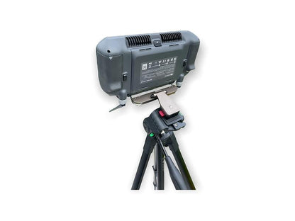 Die Lifthor Stativhalterung für DJI RC Pro Plus ist auf einem verstellbaren Aluminiumstativ montiert und verfügt über eine elegante schwarze, rechteckige Rückseite mit detailliertem Text. Von hinten betrachtet steht sie stabil vor einem weißen Hintergrund.