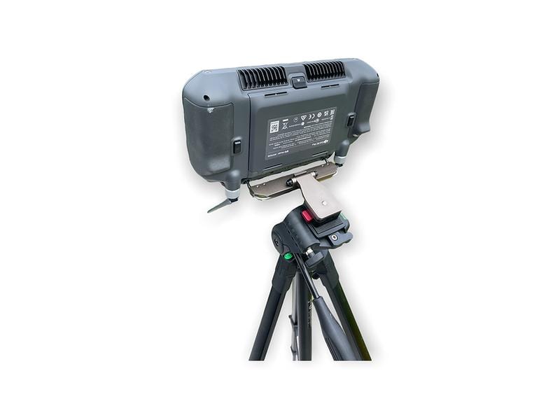 Die Lifthor Stativhalterung für DJI RC Pro Plus ist auf einem verstellbaren Aluminiumstativ montiert und verfügt über eine elegante schwarze, rechteckige Rückseite mit detailliertem Text. Von hinten betrachtet steht sie stabil vor einem weißen Hintergrund.
