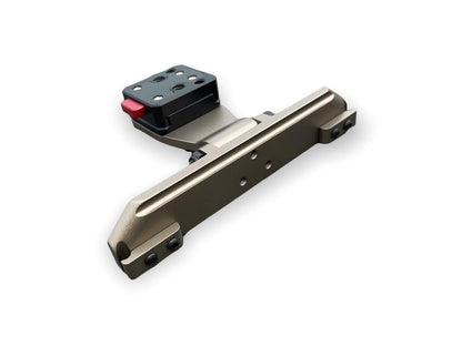 Die LifThor Stativhalterung für DJI RC Pro Plus verfügt über eine glatte, industriell verarbeitete Aluminiumhalterung mit rechteckiger Basis und schwarz/rotem Aufsatz, ideal für die Befestigung von Gegenständen wie dem DJI RC Pro Plus auf Ihrem Ständer, komplett mit Löchern für Schrauben oder Bolzen.