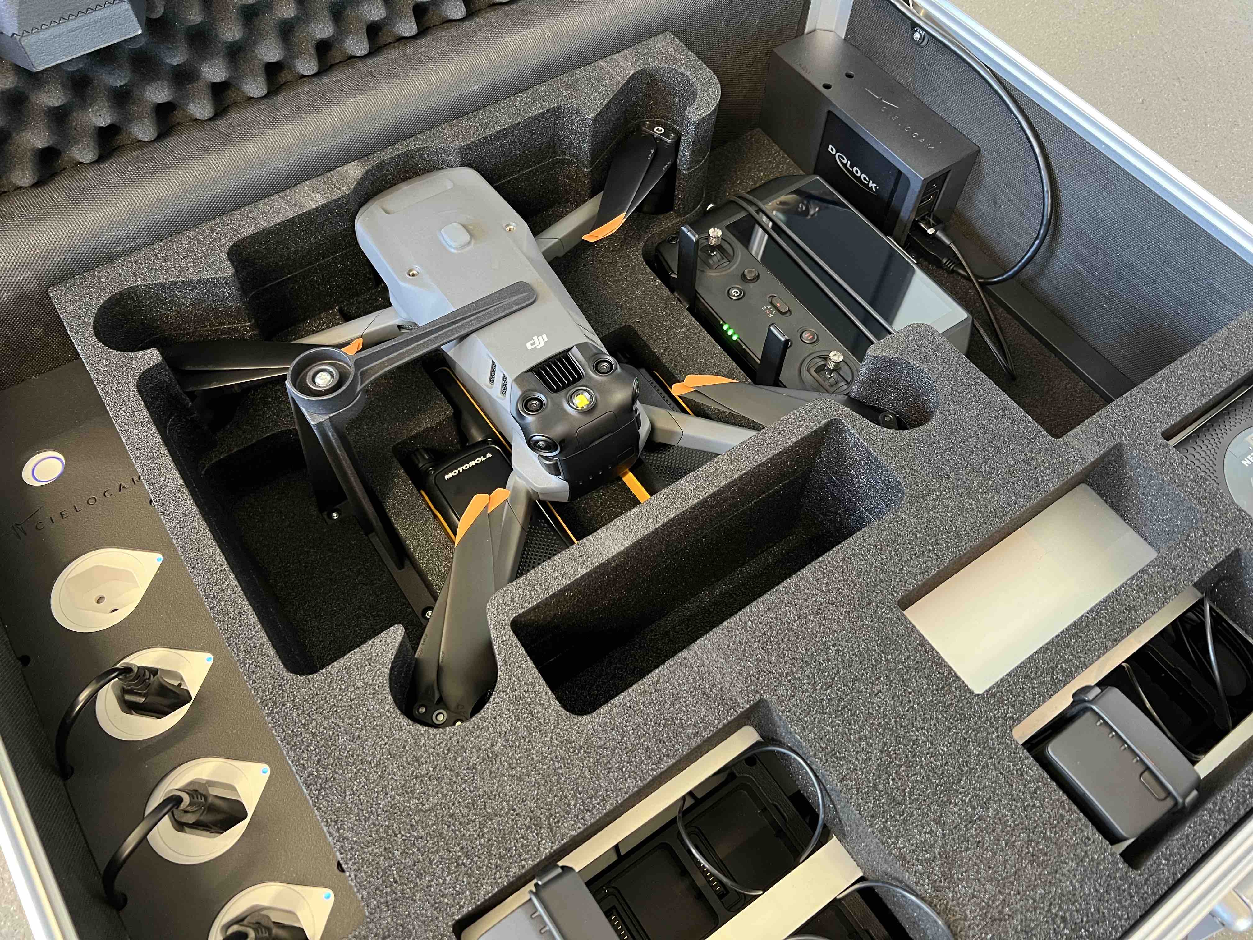Der CIELOTEC M3 EASYCHARGE-Koffer, ein mobiles Ladecase für bis zu 9 DJI Mavic 3 Flugakkus, bietet sicheren Schutz für Ihre Kameradrohne mit Propellern. Er verfügt über ein schaumstoffgefüttertes Innenleben und beinhaltet einen Smart Controller, Ladezubehör und Fächer für Ordnung.