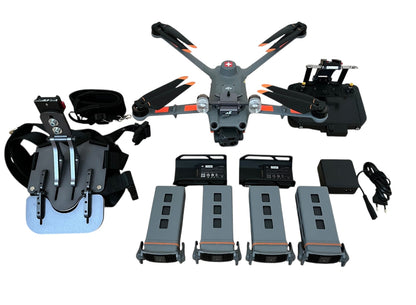 Das DJI Matrice 3TD Kit von DJI Enterprise (gebraucht, sehr guter Zustand, NP: Fr. 11'000.- / VP: Fr. 5'500.-) inkl.. Fernsteuerung, vier Akkus, Ladegerät und Zubehör - alles IP54 geschützt auf weissem Hintergrund arrangiert.