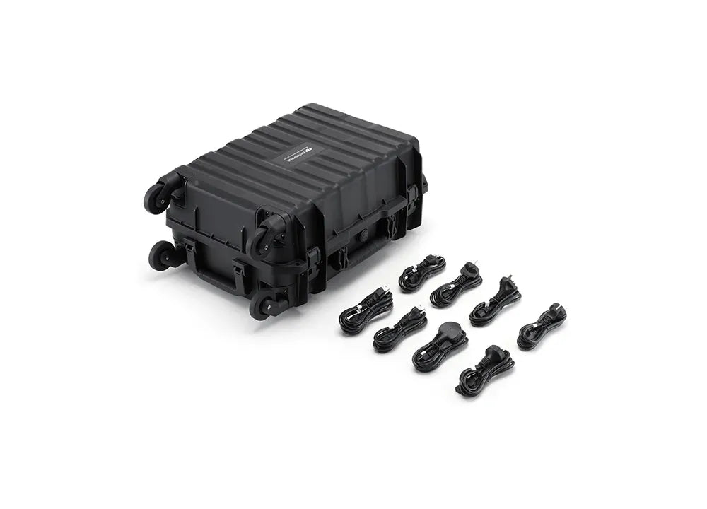 Ein schwarzer Hartschalen-Rollkoffer von DJI Enterprise ist neben acht schwarzen Stromkabeln zu sehen, perfekt für die Aufbewahrung der DJI BS100 Akkuladestation - Effizientes Akku-Management für Matrice 400 RTK, auf weißem Hintergrund.