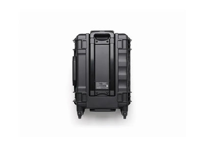 Ein schwarzer Hartschalen-Rollkoffer von DJI Enterprise steht aufrecht auf weißem Grund, perfekt für die Aufbewahrung von Zubehör wie der DJI BS100 Akkuladestation - Effizientes Akku-Management für Matrice 400 RTK, mit robusten Kanten, Griffen und stabilen Rollen.