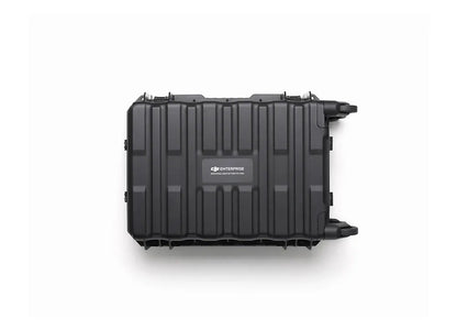 Eine robuste schwarze Hartschalentasche mit verstärkten Kanten für die DJI BS100 Akkuladestation - Effizientes Akku-Management für Matrice 400 RTK, mit dem DJI Enterprise Logo auf weißem Hintergrund.