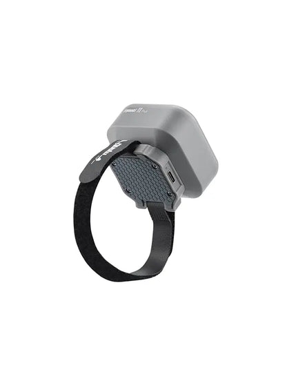 Der Manti 3 Plus Fallschirm für DJI Mavic 3 von Flyfiretech ist ein graues, sechseckiges Gerät mit Klettverschluss. Es verfügt über eine strukturierte Oberfläche und einen USB-Anschluss und integriert intelligente Algorithmen für eine nahtlose Benutzerinteraktion.
