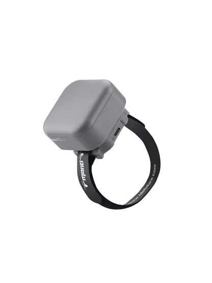 Das Flyfiretech Manti 3 Plus, ein graues GPS-Gerät mit schwarzem, verstellbarem Gurt und USB-C-Anschluss, ist für die Befestigung an Objekten oder Haustieren konzipiert. Seine Algorithmen verbessern die Ortungspräzision und -zuverlässigkeit.