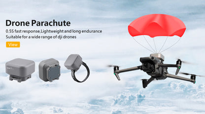 Eine Drohne mit einem Flyfiretech Manti 3 Plus Fallschirm für DJI Mavic 3 und rotem Fallschirm fliegt durch die Wolken, begleitet von drei Drohnensicherheitsmodulen. Der Text lautet: Reaktionsschnell, leicht und langlebig. Perfekt für DJI-Drohnen mit intelligenten Algorithmen. Eine Schaltfläche „Anzeigen“ ist verfügbar.
