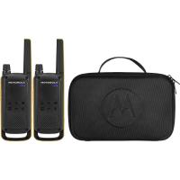 Das Motorola Funkgeräte-Set TLKR T82 extreme (2 Stück, mit Handmonophone) zeigt zwei schwarze Walkie-Talkies mit gelben Akzenten, die aufrecht neben einer schwarzen Tragetasche mit Reißverschluss, Griff und geprägtem Motorola-Logo stehen.