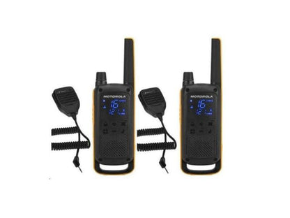 Auf weißem Hintergrund sind zwei Motorola Funkgeräte-Set TLKR T82 Extreme Walkie-Talkies mit Handmikrofon nebeneinander abgebildet – ideal als robustes, wasserfestes Outdoor-Funkgerät.