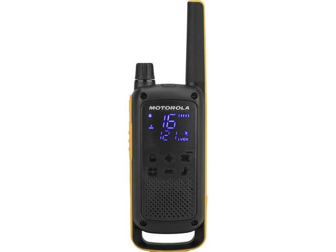 Ein schwarz-gelbes Walkie-Talkie vom Typ Motorola Funkgeräte-Set TLKR T82 extreme (2 Stück, mit Handmonophone) mit digitalem blauen LED-Display, mehreren Tasten, Lautsprecher und großer Antenne ist nach vorne gerichtet abgebildet.