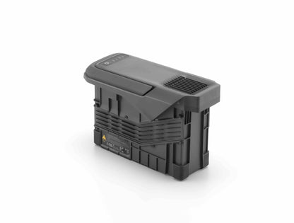 Ein rechteckiger, schwarzer DJI Enterprise Akku TB100 für DJI M400 RTK - Intelligenter Flugakku (977 Wh) mit Lüftungslamellen, LED-Anzeigen und Beschriftungen ruht auf einem weißen Hintergrund.