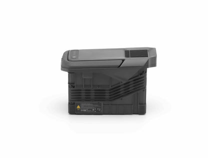 Ein schwarzer, rechteckiger DJI Enterprise Akku TB100 für DJI M400 RTK - ein intelligenter 977 Wh Hochleistungs-Flugakku mit Top-Griff und seitlicher Belüftung, liegt auf weißem Hintergrund.