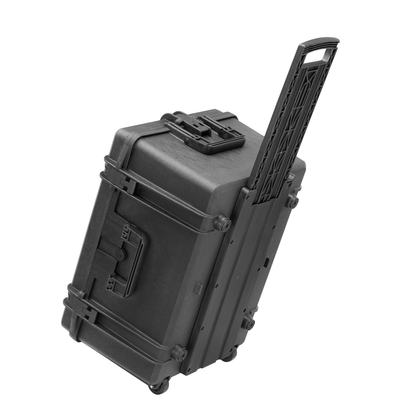 Der TomCase XT620 „Ready to Fly / Ready to Charge“ Outdoor-Koffer für DJI Matrice 4D / 4TD (Aufladen im Koffer) von TomCase ist ein schwarzer, robuster Rollkoffer, der speziell für die DJI Matrice 4D entwickelt wurde. Der hier schräg vor einem schlichten weißen Hintergrund abgebildete Koffer verfügt über einen ausziehbaren Griff, verstärkte Kanten, sichere Verschlüsse und kompakte Rollen für einen bequemen Transport und bietet zudem die Möglichkeit, die Geräte direkt im Koffer aufzuladen.