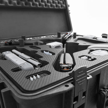 Der TomCase XT620 „Ready to Fly / Ready to Charge“ Outdoor-Koffer für DJI Matrice 4D / 4TD (Aufladen im Koffer) von TomCase ist ein robuster Schutzkoffer mit Schaumstoffeinlagen, der dafür konzipiert ist, mehrere Drohnen, Steuerungen und Zubehörteile sicher unterzubringen. Hier in einer Schrägaufnahme mit geöffnetem Deckel abgebildet, ist er die perfekte Lösung, um Ihre Ausrüstung übersichtlich zu verstauen und bei jedem Abenteuer zum Aufladen bereit zu haben.