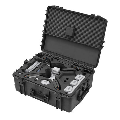 Der TomCase XT620 „Ready to Fly / Ready to Charge“ Outdoor-Koffer für DJI Matrice 4D / 4TD von TomCase verfügt über ein robustes, schützendes Design mit Schaumstoffpolsterung. Beim Öffnen bietet er einen übersichtlichen Blick auf die ordentlich verstaute Drohne, die Akkus und das Zubehör – alles bereit zum Aufladen direkt im Koffer, bevor es zu Ihrem nächsten Abenteuer geht.