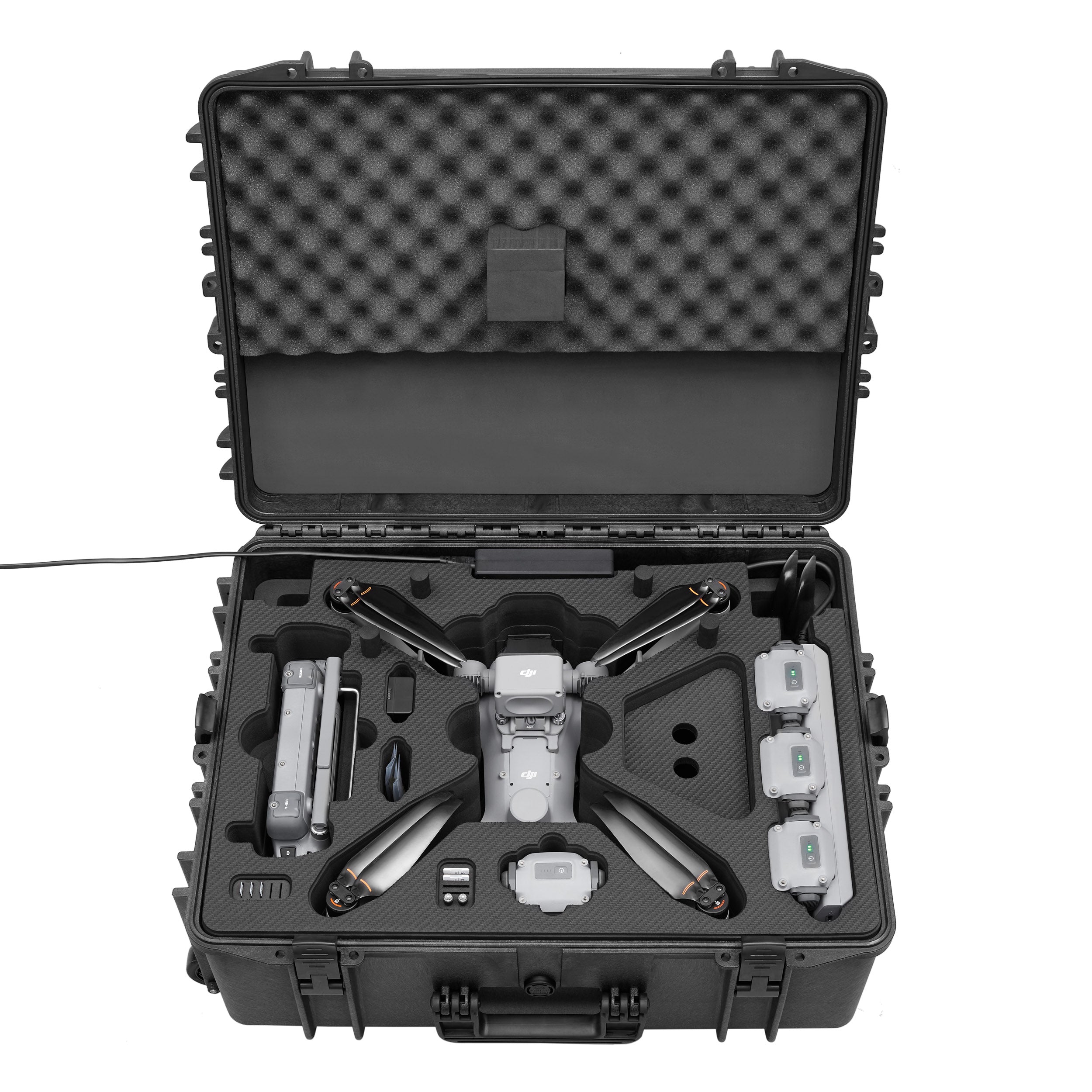 Der TomCase XT620 „Ready to Fly / Ready to Charge“ Outdoor-Koffer für DJI Matrice 4D / 4TD (Aufladen im Koffer) von TomCase verfügt über maßgeschneiderte Schaumstofffächer, in denen die Drohne, drei Akkus, der Controller und das Zubehör sicher verstaut werden können – für einen sicheren Transport und das Aufladen. Der offene Koffer präsentiert die gesamte Ausrüstung übersichtlich angeordnet und sofort zum Laden bereit.