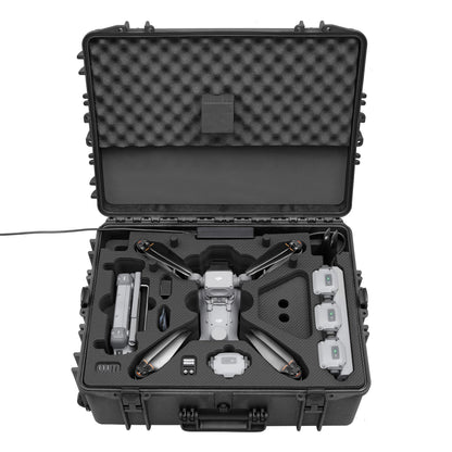Der TomCase XT620 „Ready to Fly / Ready to Charge“ Outdoor-Koffer für DJI Matrice 4D / 4TD (Aufladen im Koffer) von TomCase verfügt über maßgeschneiderte Schaumstofffächer, in denen die Drohne, drei Akkus, der Controller und das Zubehör sicher verstaut werden können – für einen sicheren Transport und das Aufladen. Der offene Koffer präsentiert die gesamte Ausrüstung übersichtlich angeordnet und sofort zum Laden bereit.