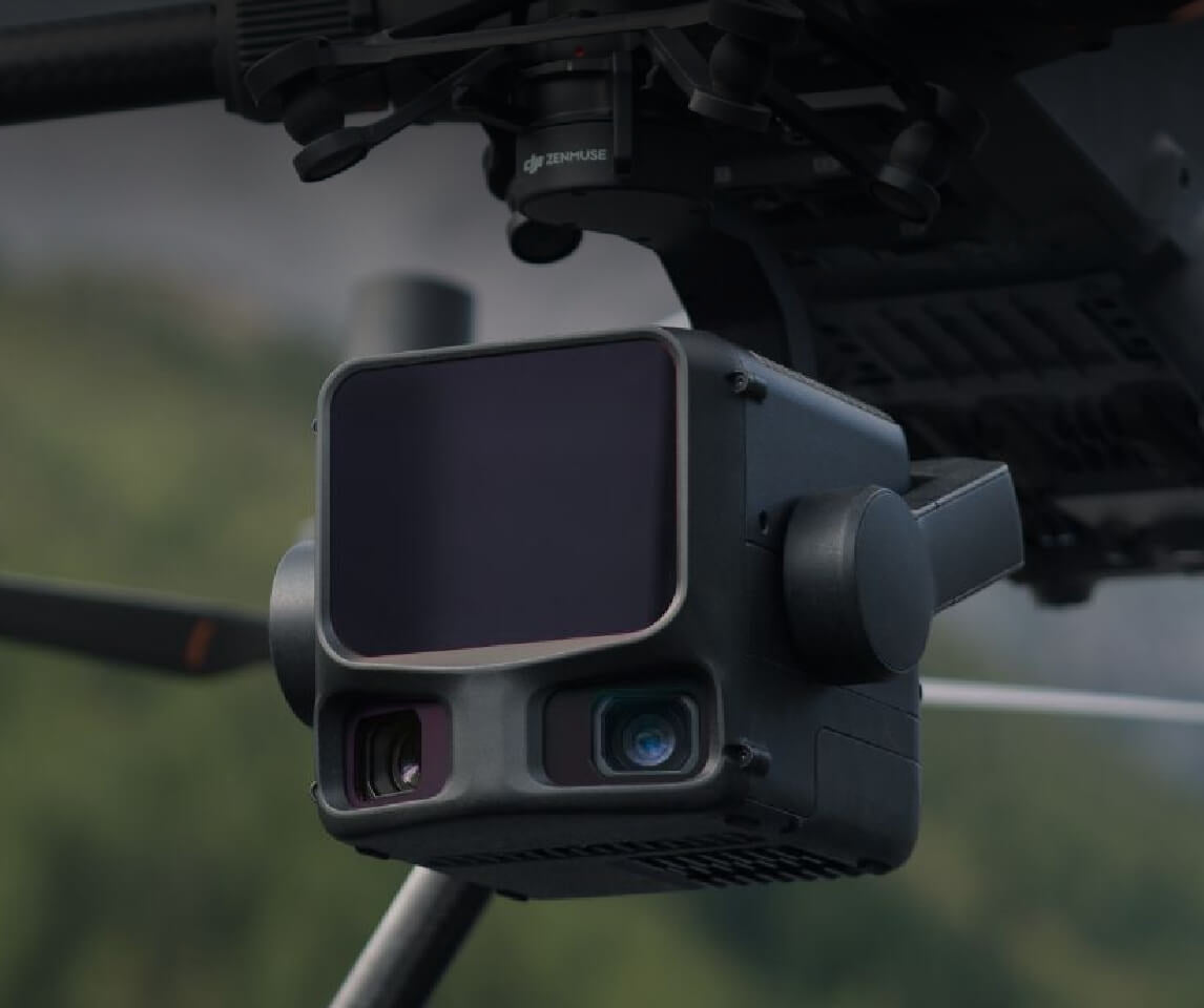 Nahaufnahme des DJI Enterprise Zenmuse L3, ein hochpräzises Luft-LiDAR-System mit Dual-100MP-RGB-Kameras, montiert auf einer Drohne. Ideal für professionelle Vermessung und Kartierung; robustes Design vor unscharfem Outdoor-Hintergrund.