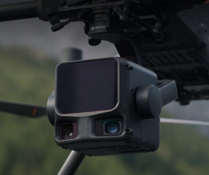 Nahaufnahme des DJI Enterprise Zenmuse L3, ein hochpräzises Luft-LiDAR-System mit Dual-100MP-RGB-Kameras, montiert auf einer Drohne. Ideal für professionelle Vermessung und Kartierung; robustes Design vor unscharfem Outdoor-Hintergrund.