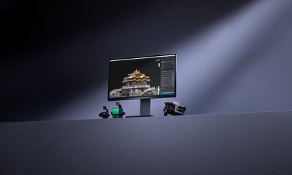 Auf einem Computermonitor wird DJI Terra, hochmoderne 3D-Modellierungssoftware von DJI Enterprise, mit einem Tempelmodell präsentiert. Auf dem minimalistischen grauen Schreibtisch liegen technische Gadgets, ein VR-Headset und Zubehör unter dramatischer Beleuchtung.