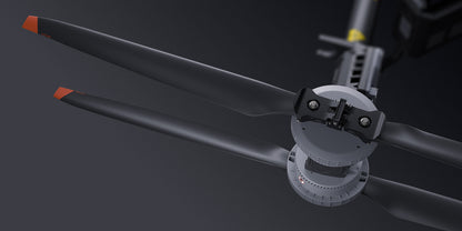 Nahaufnahme eines Rotors der DJI Delivery FlyCart 100 – Schwerlast-Transportdrohne mit Fallschirm (bis zu 100 kg Nutzlast, 12 km Reichweite) sowie zweier schwarzer Propellerblätter – eines davon mit orangefarbener Spitze – vor einem dunklen Hintergrund. Das Bild hebt die mechanischen Details der Rotorbaugruppe hervor und unterstreicht die für moderne Transportdrohnen von DJI Delivery charakteristische Präzisionstechnik.